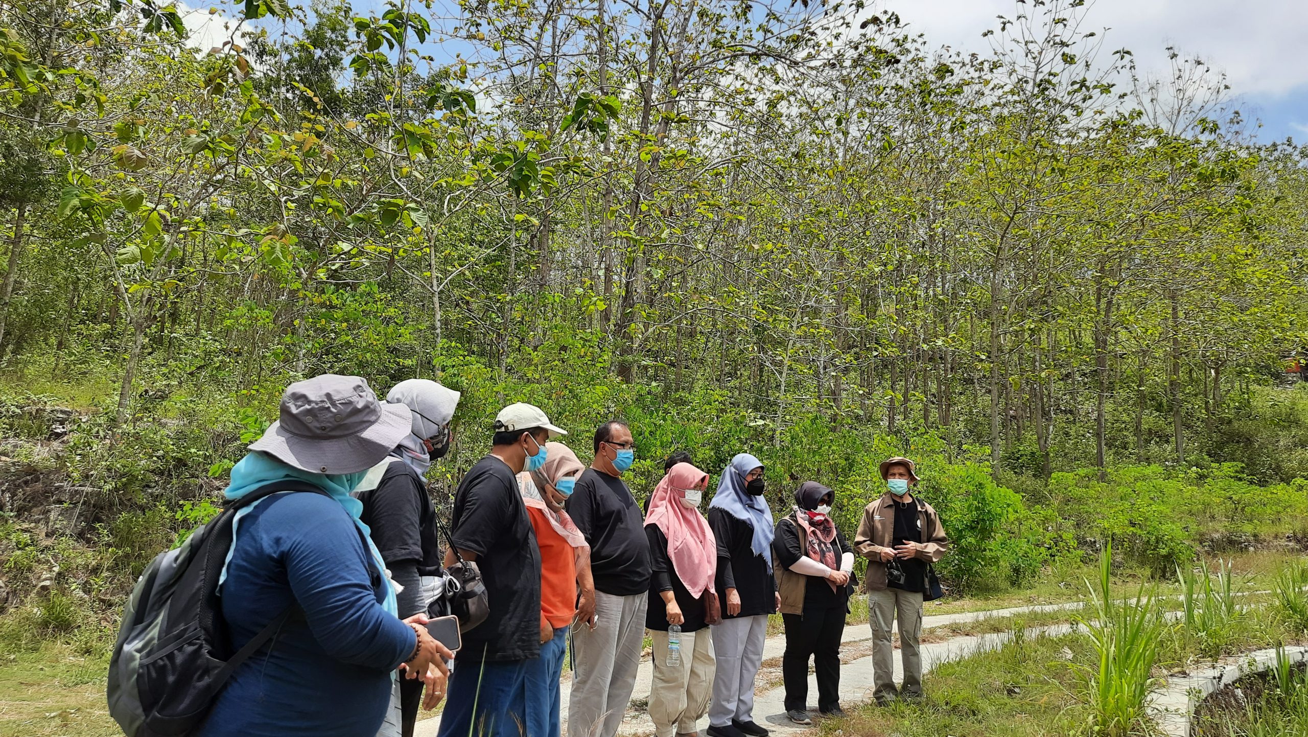 Briefing dan berdoa bersama sebelum penanaman